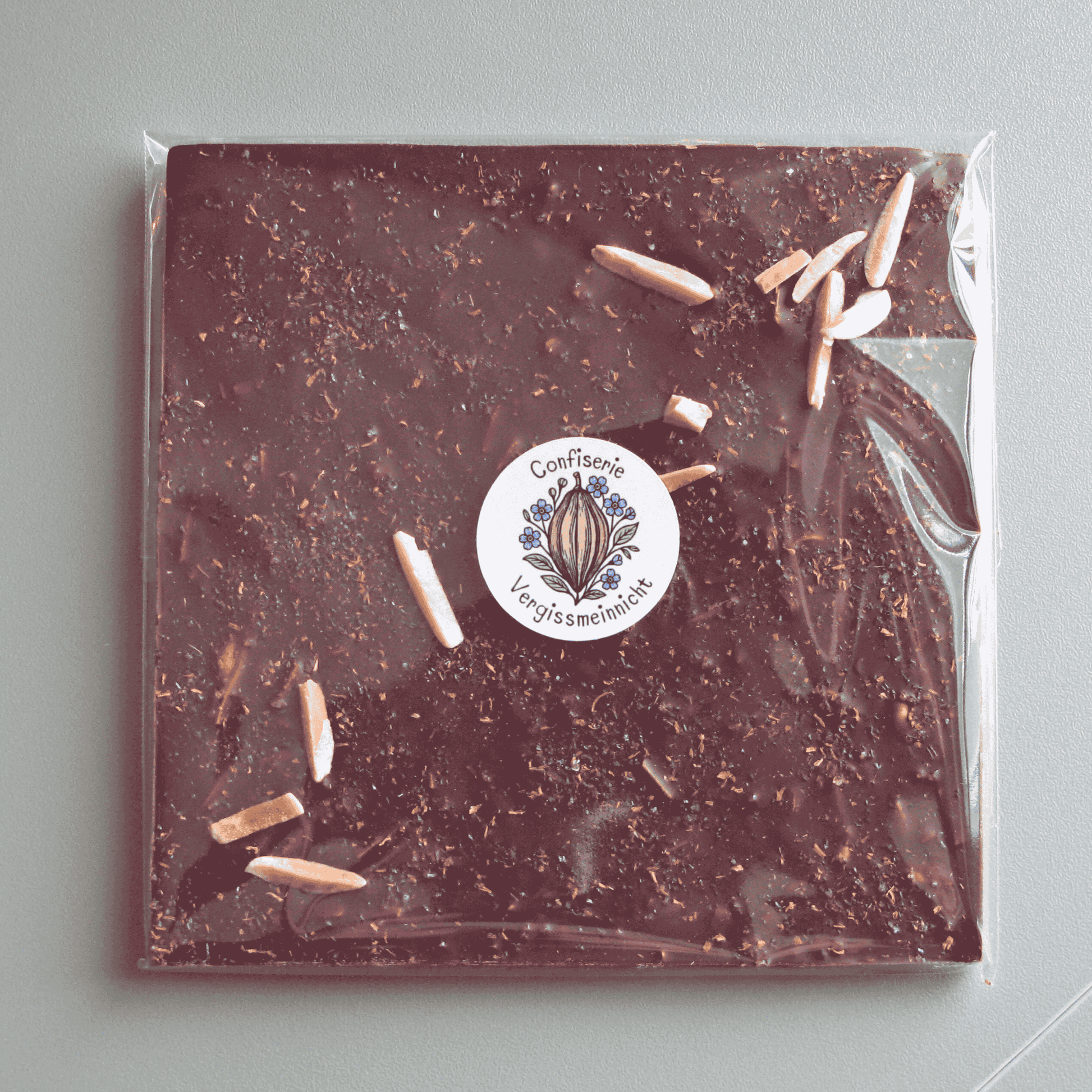Handgemachte Schokoladentafel Die Vollmundige 66% mit Chai Küsschen und Mandel, 80g