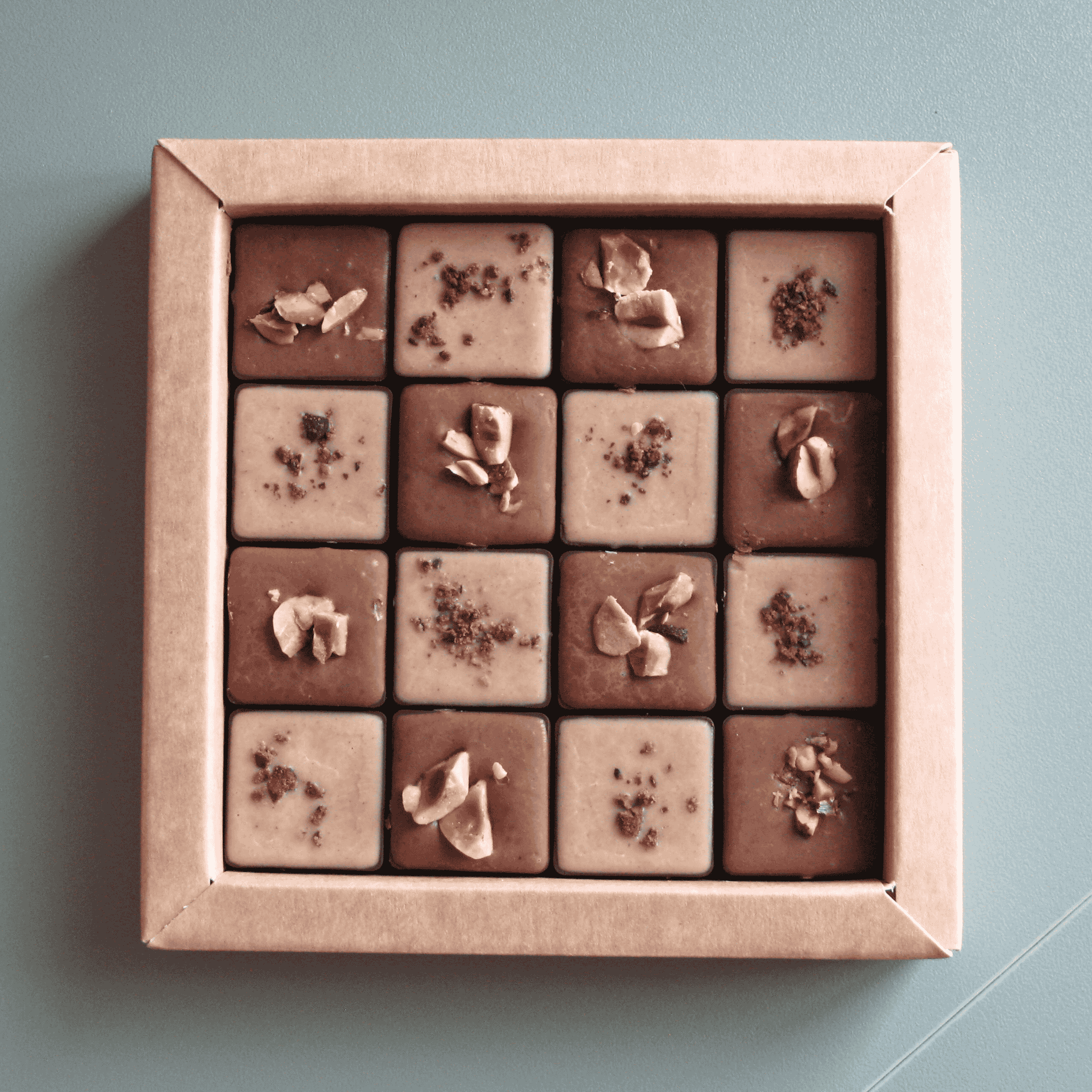 Oberlausitzer Nougatschachbrett aus hochwertigem Haselnussnougat, 16 Stück zum Teilen, 120g