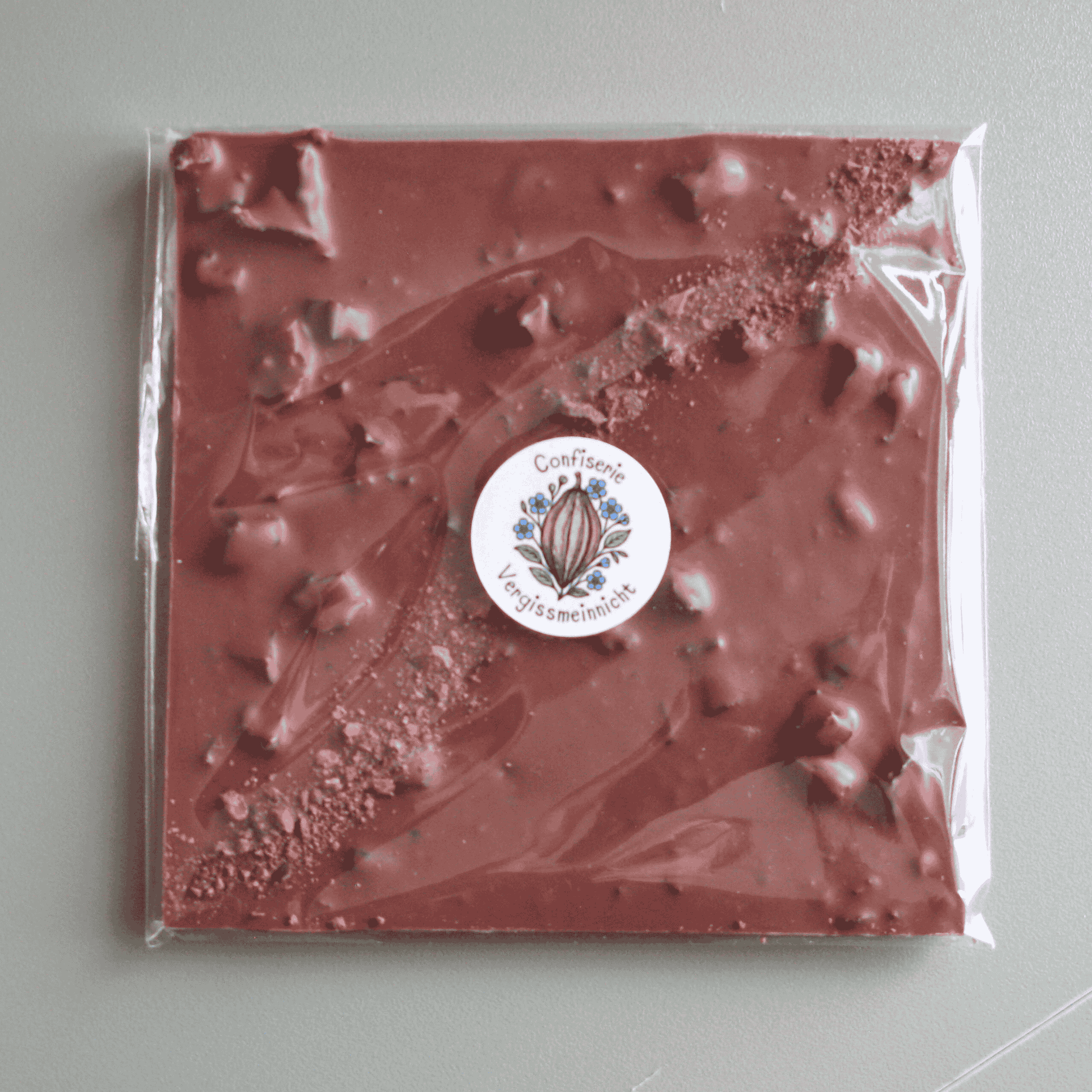 Handgemachte Schokoladentafel Die Weiche 42% mit Pflaume und Kakaosplit, 80g