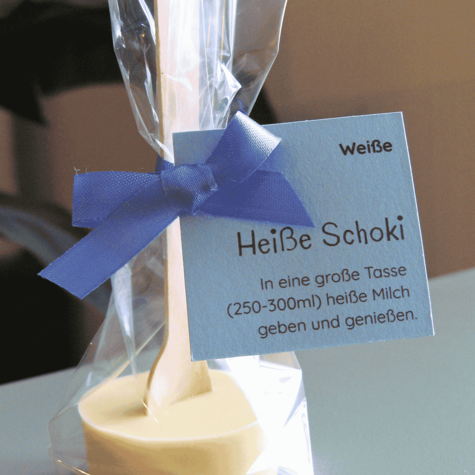 Detailansicht, Heisse Schokolade Die Klare 37%, handgemacht aus Single Origin Schokolade Weiße Schokolade